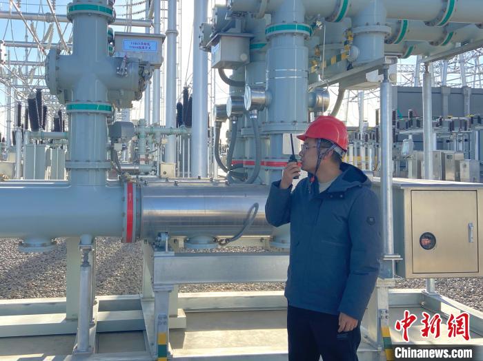 圖為國網(wǎng)青海檢修公司專業(yè)人員在沙柳變電站驗收設備?！√岂?攝