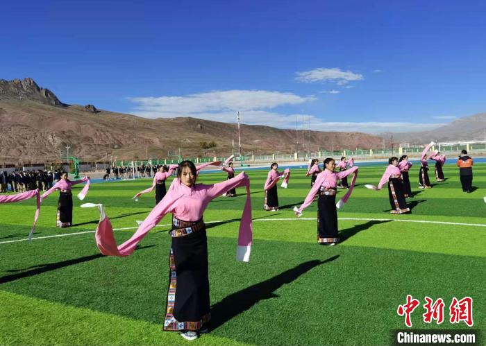 圖為青海師范大學(xué)附屬玉樹實(shí)驗(yàn)學(xué)校學(xué)生在綠茵場(chǎng)跳起囊謙古舞—卓根瑪?！“讋?攝