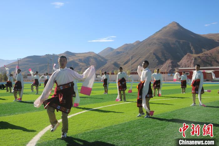 圖為青海師范大學(xué)附屬玉樹(shù)實(shí)驗(yàn)學(xué)校學(xué)生在綠茵場(chǎng)跳起囊謙古舞—卓根瑪。　程雨 攝