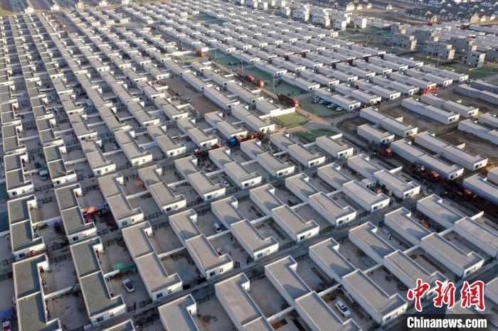 圖為蘭州新區(qū)移民安置區(qū)?！《P 攝