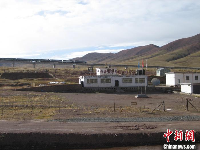 圖為青藏鐵路通車后列車經(jīng)過中鐵西北院風(fēng)火山觀測站。(資料圖) 中鐵西北科學(xué)研究院供圖
