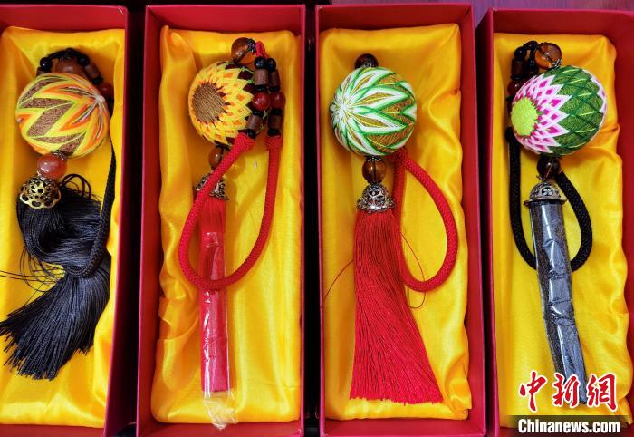 圖為藏繡手工藝品?！∑钤鲚?攝