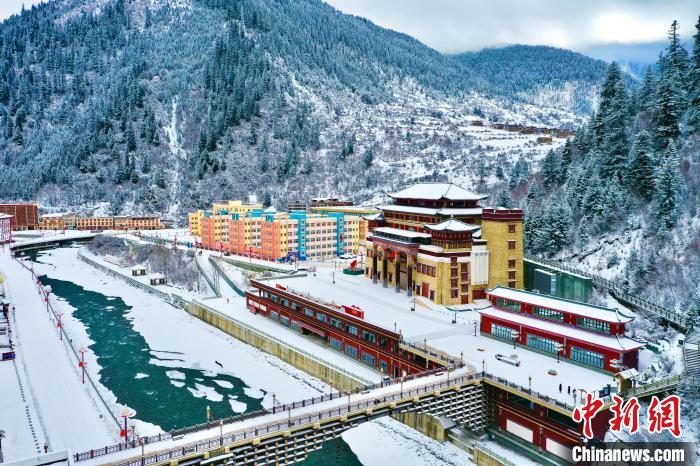 壤塘的雪后美景?！∪捞量h融媒體中心供圖