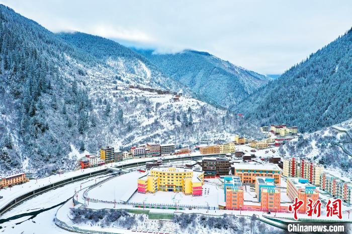壤塘的雪后美景?！∪捞量h融媒體中心供圖