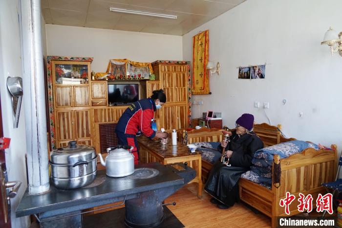 圖為敬老院護(hù)工為老人打掃屋內(nèi)衛(wèi)生?！●R銘言 攝