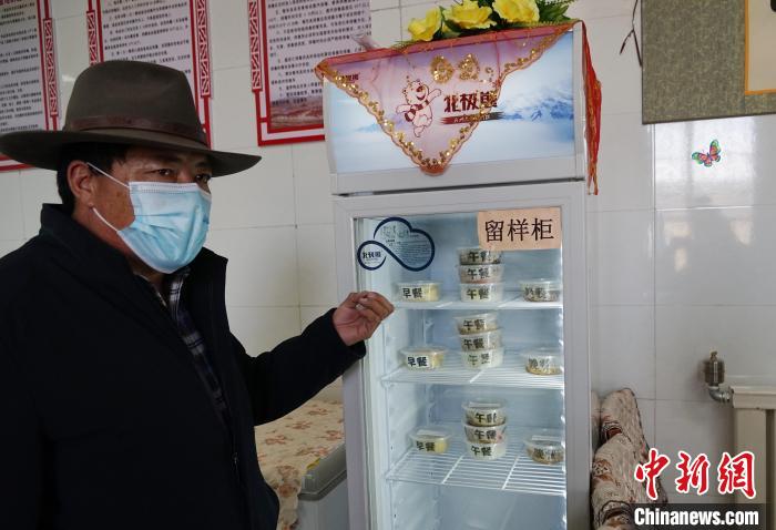 圖為敬老院院長德高介紹，老人們的三餐均有留樣記錄?！●R銘言 攝