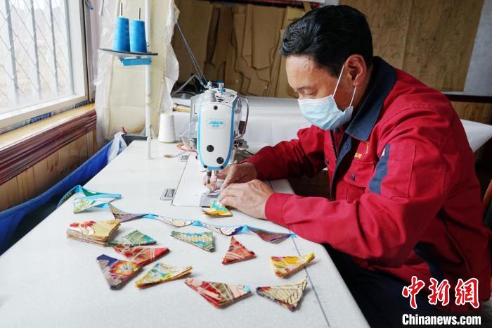 圖為工人正在制作藏式手工藝品?！●R銘言 攝