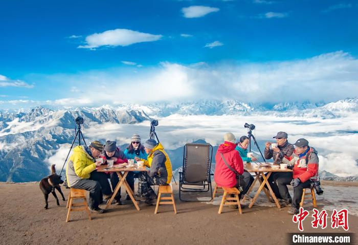 牛背山頂攝影家們的早餐?！d 攝
