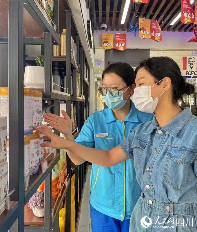 顧客可以在川內(nèi)中國石油加油站便利店內(nèi)選購到品質純正的紅原奶粉。張霞攝