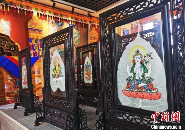 圖為久美尖措創(chuàng)作的藝術(shù)品?！?zhí)砀?攝