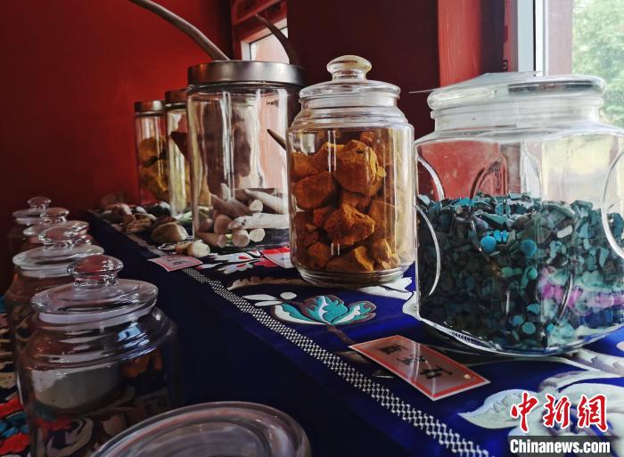 圖為唐卡繪畫礦物顏料展示?！?zhí)砀?攝