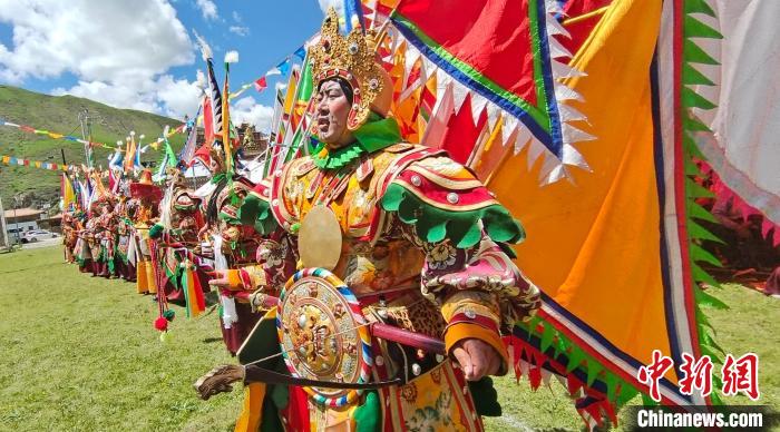 圖為表演現(xiàn)場(chǎng)。　班瑪縣文體旅游廣電局 供圖
