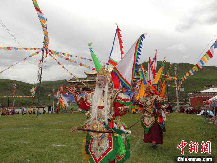 圖為演員進(jìn)行表演。　班瑪縣文體旅游廣電局 供圖