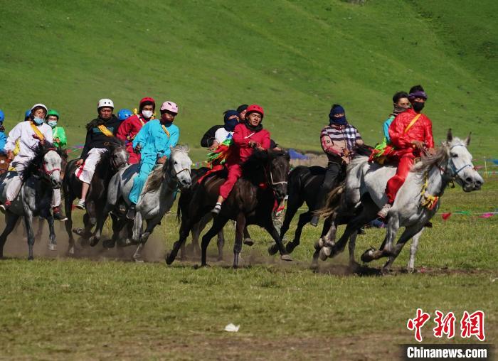 圖為選手進(jìn)行3000米賽馬比賽?！●R銘言 攝
