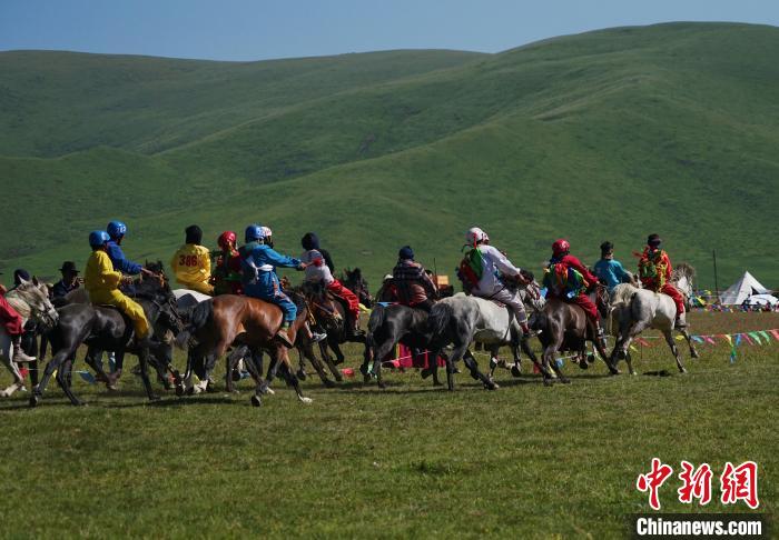 圖為選手進(jìn)行3000米賽馬比賽?！●R銘言 攝