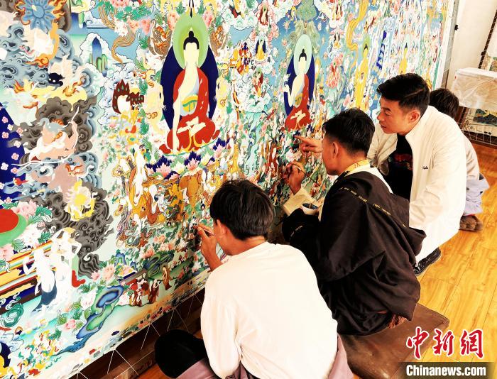 青海唐卡藝術(shù)小鎮(zhèn)：“勞模畫師”師帶徒，文化扶貧富一方