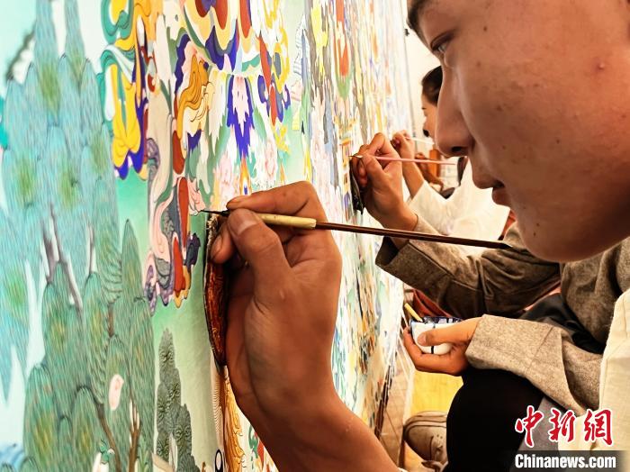 圖為畫師繪畫唐卡。　馬文莉 供圖