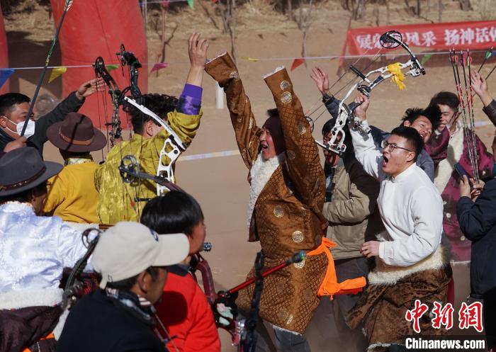 圖為藏族民眾跺腳歡呼慶祝弓箭手射中靶心?！●R銘言 攝