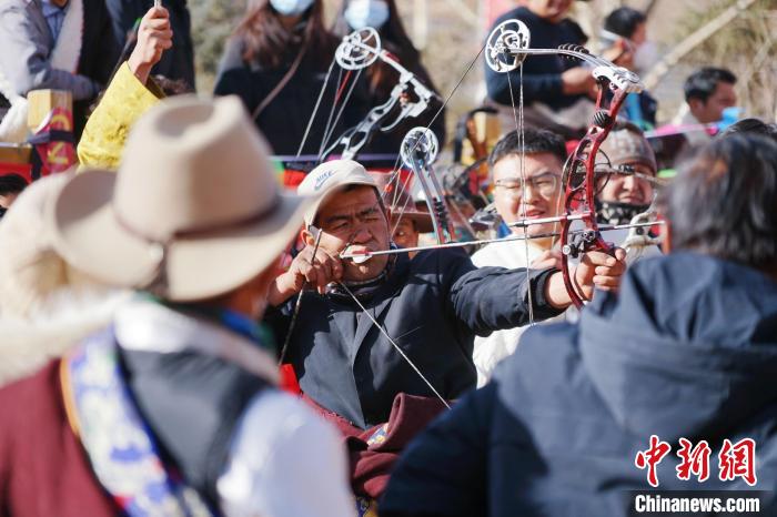 圖為藏族民眾比拼射箭技藝?！●R銘言 攝