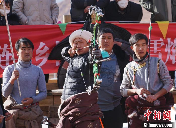 圖為藏族民眾比拼射箭技藝?！●R銘言 攝