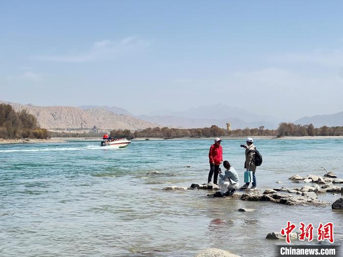 圖為游客在黃河岸畔游玩，并與黃河合影留念?！∑钤鲚?攝
