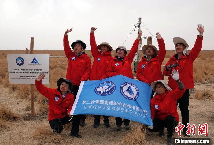 經(jīng)過(guò)不懈努力，格爾木濕地站終于建成，第二次青藏科考中科院空天院分隊(duì)向航拍無(wú)人機(jī)揮手合影?！?lt;a target='_blank' href='/'><p  align=
