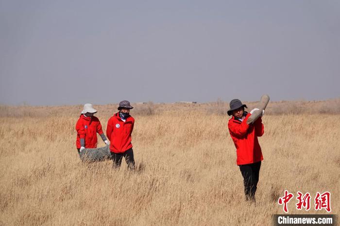 格爾木濕地站建設(shè)過(guò)程中，第二次青藏科考中科院空天院分隊(duì)隊(duì)員化身搬運(yùn)工，在高原上開展體力勞動(dòng)?！?lt;a target='_blank' href='/'><p  align=