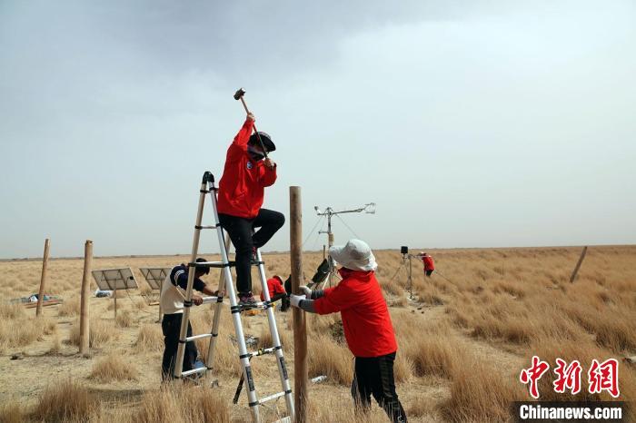 格爾木濕地站建設(shè)過(guò)程中，第二次青藏科考中科院空天院分隊(duì)隊(duì)員揮錘安裝防護(hù)欄?！?lt;a target='_blank' href='/'><p  align=