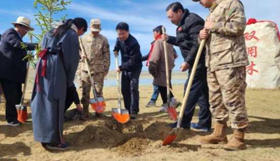 保護黃河干支流域生態(tài)，軍地共建“雙擁林”防護帶。四川省退役軍人事務(wù)廳供圖