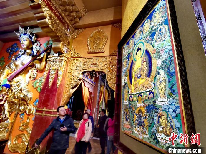 圖為仁俊畫院內(nèi)的唐卡?！?zhí)砀?攝