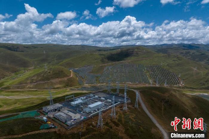 航拍建成投運(yùn)的柯拉一期光伏電站升壓站?！⒅铱?攝
