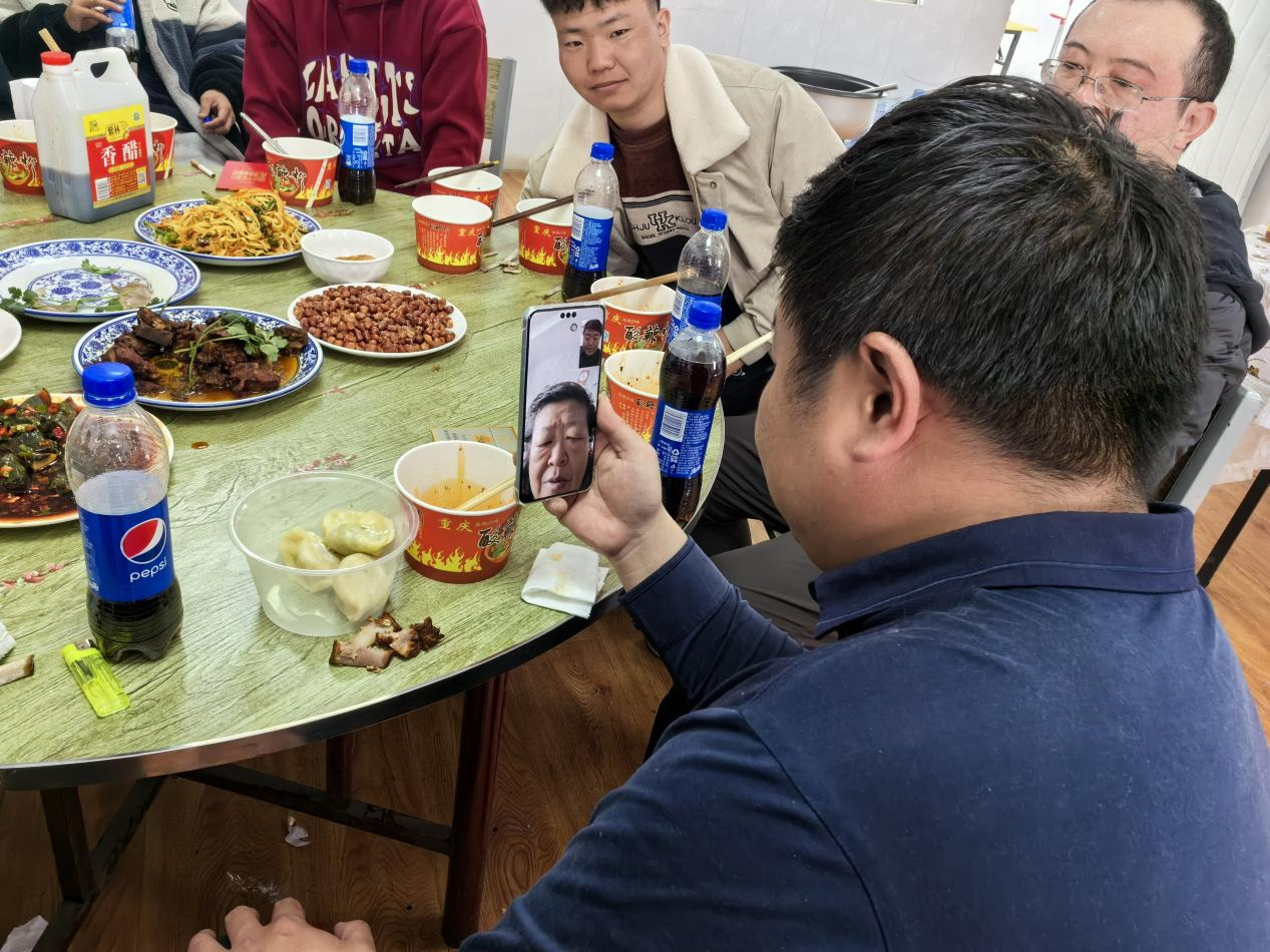 王玉琦與家人視頻。王元明攝