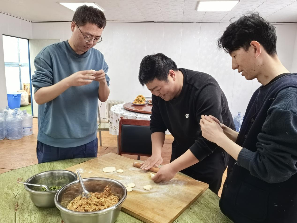 項目部里包餃子。王元明攝