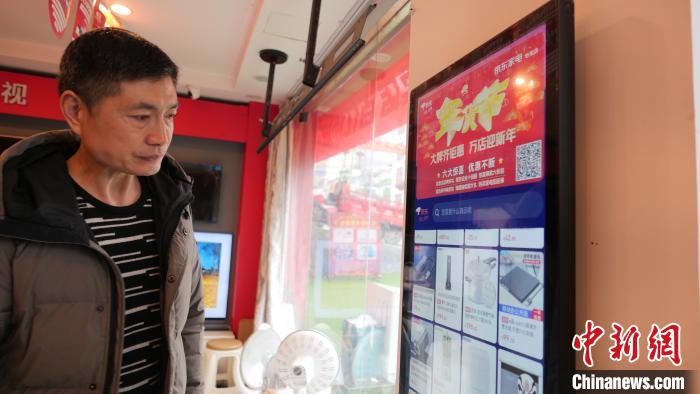 圖為店內(nèi)放置的可在線選購商品的觸摸電子展示屏?！≈x牧 攝