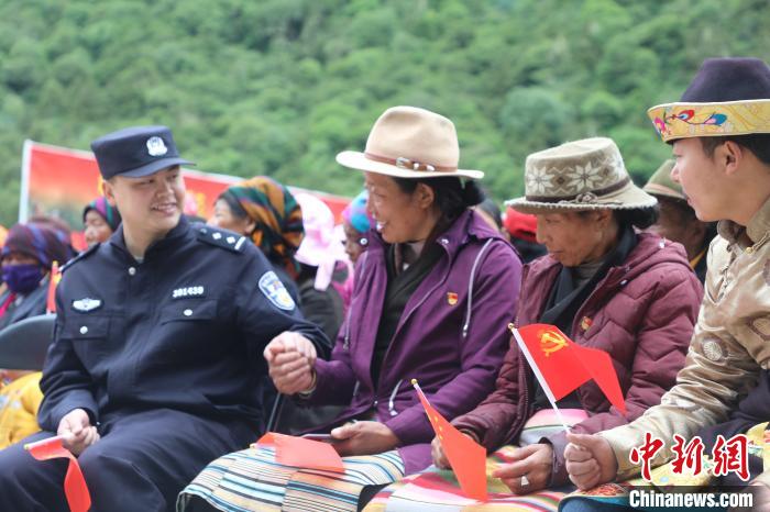 圖為李陽副所長(前排左一)與卓嘎、央宗姐妹共同參加愛國主義教育活動(dòng)?！〉录?攝