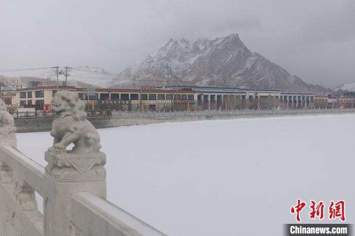 圖為2月5日傍晚時分的西藏阿里獅泉河鎮(zhèn)雪景?！⊥跏啦?攝