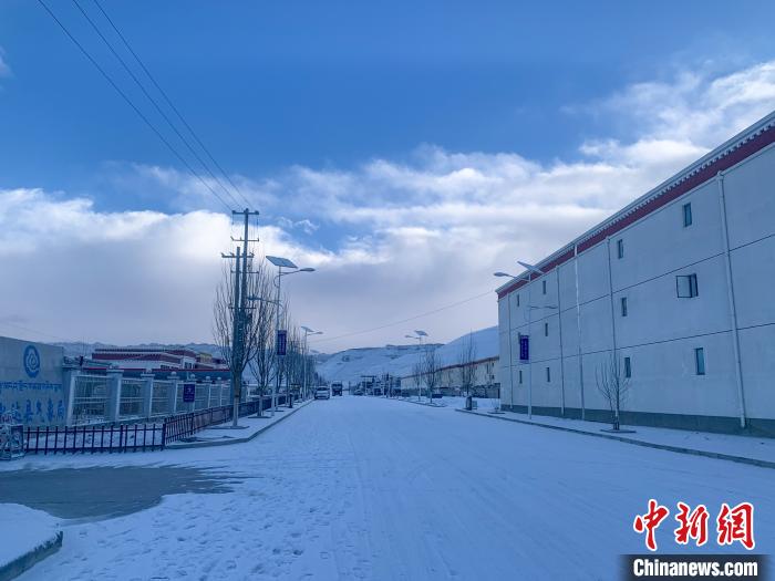 圖為西藏札達(dá)縣街道被積雪覆蓋?！娋?攝