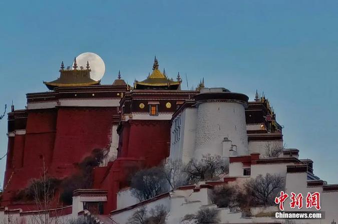 圖為一輪明月從布達(dá)拉宮上空緩緩升起。馬謙 攝