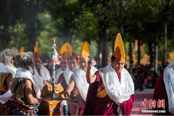 資料圖：扎什倫布寺跳神活動(dòng)結(jié)束后，僧眾依次拋撒“切瑪”盒中的青稞祈福。<a target='_blank' ><p  align=