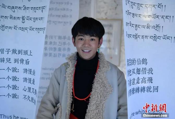 圖為丁真在理塘勒通古鎮(zhèn)倉(cāng)央嘉措微型博物館里留影。<a target='_blank' ><p  align=
