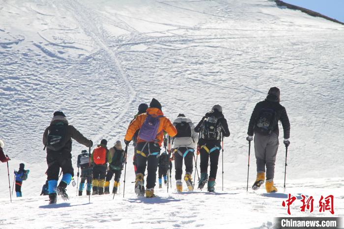 圖為2019年，普通民眾在洛堆峰體驗登雪山活動。資料圖 趙朗 攝