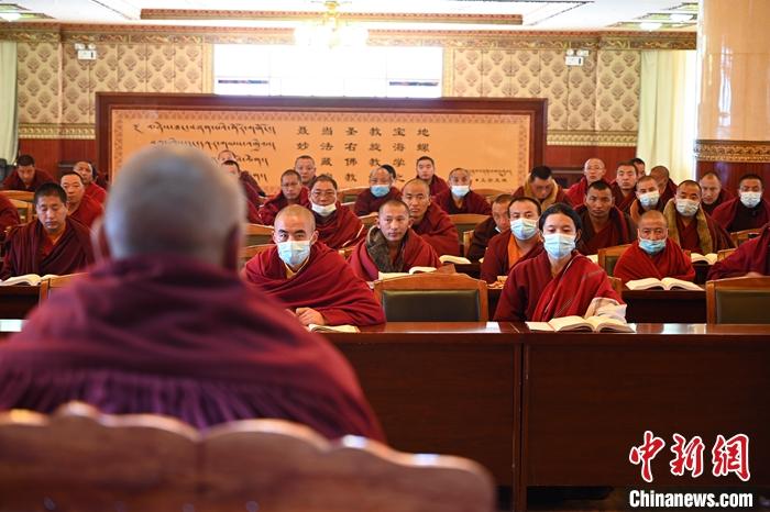 3月23日，記者走進位于拉薩的西藏佛學(xué)院，探訪宗教學(xué)府的新學(xué)期。圖為佛學(xué)院學(xué)員正在上課。<a target='_blank' ></p><p  align=