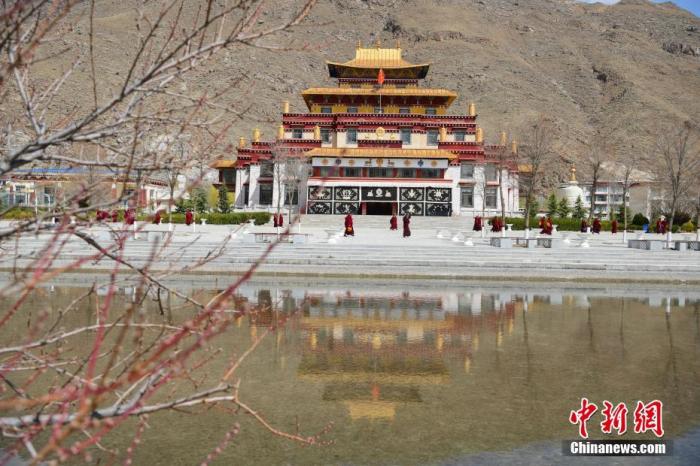 3月23日，西藏佛學(xué)院開學(xué)第二日，<a target='_blank' >中新社</a>記者前往學(xué)院探訪了少年活佛班、尼眾部等，走進了他們的課堂。該學(xué)院有來自藏傳佛教格魯派、寧瑪派等各個教派的僧尼，900余人在此學(xué)習(xí)。圖為西藏佛學(xué)院內(nèi)景。<a target='_blank' >中新社</a>發(fā) 貢嘎來松 攝