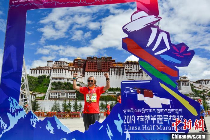 資料圖為2019年8月18日，拉薩舉行半程馬拉松賽?！〗w波 攝