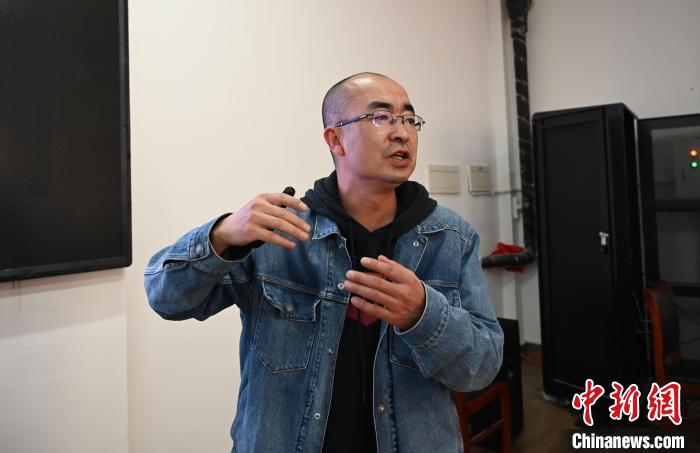 圖為西藏大學(xué)教授寧長春授課宣講。
