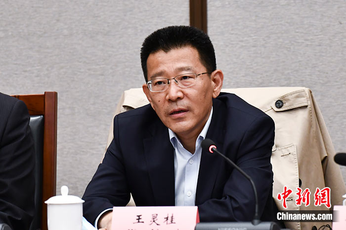 5月16日，由中國(guó)社會(huì)科學(xué)院西藏智庫(kù)、中國(guó)社會(huì)科學(xué)院民族學(xué)與人類學(xué)研究所主辦的第五屆西藏智庫(kù)國(guó)際論壇在北京舉行。中國(guó)社會(huì)科學(xué)院副院長(zhǎng)王靈桂在致辭中表示，今年是西藏和平解放70周年，西藏人民團(tuán)結(jié)奮斗，把貧窮落后的舊西藏建設(shè)成經(jīng)濟(jì)發(fā)展、文化繁榮、社會(huì)進(jìn)步、環(huán)境良好、生活幸福的社會(huì)主義新西藏，西藏歷史上第一次徹底消滅了絕對(duì)貧困，同全國(guó)人民一起，西藏各族人民已經(jīng)走進(jìn)全面建成小康社會(huì)的新時(shí)代，進(jìn)入歷史發(fā)展的新坐標(biāo)。 <a target='_blank' ><p  align=