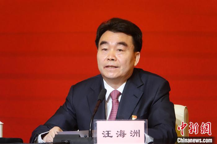 汪海洲在發(fā)布會(huì)上介紹西藏自治區(qū)黨史學(xué)習(xí)教育開展情況?！∪轿木?攝