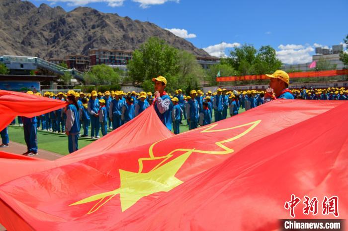 圖為拉薩市堆龍德慶區(qū)堆龍姜昆黃小勇希望小學(xué)學(xué)生在操場入隊(duì)儀式?！∝暩聛硭?攝