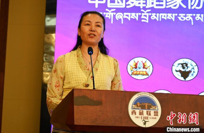 圖為西藏自治區(qū)舞蹈家協(xié)會主席達娃拉姆致辭?！≮w朗 攝