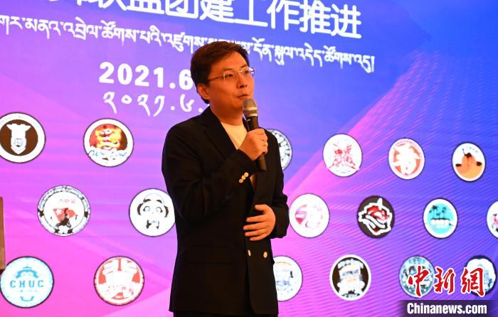 圖為中國舞蹈家協(xié)會街舞委員會常務(wù)副主任、秘書長夏銳致辭?！≮w朗 攝